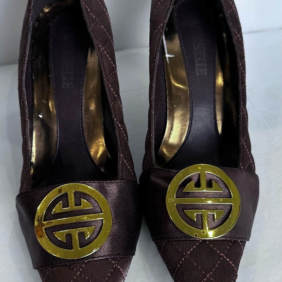 Annebelle Brown Soft Quilted Pumps Gold Emblem On Toe 3.5 Inch Heel S 9 - Picture 6 of 16